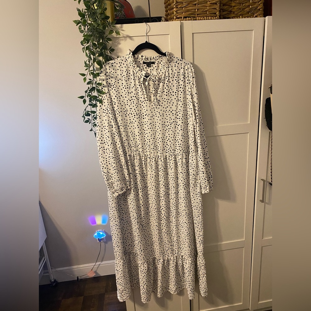 Beautiful midi white and black polka dot dress perfect for that Sun bruch 🩷